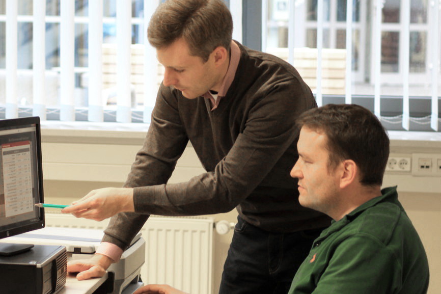 Dozent demonstriert etwas am PC